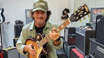 エディ・ヴェドダーは、クリスマスの瞬間にハワイの音楽学校の生徒に3つのギターを授与します