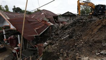 Floods And Manado Landslides, 5 People Reported Death And 1,674 Extinctions
