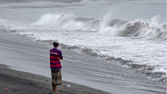 廖内群岛的海浪3.5米，渔民使用舢板和小船要求不要出海