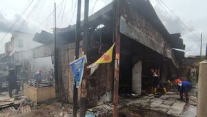 Enam Mobil Pemadam Dikerahkan untuk Menangani Kebakaran di Kompleks Pertokoan Simpang Bombat Palembang