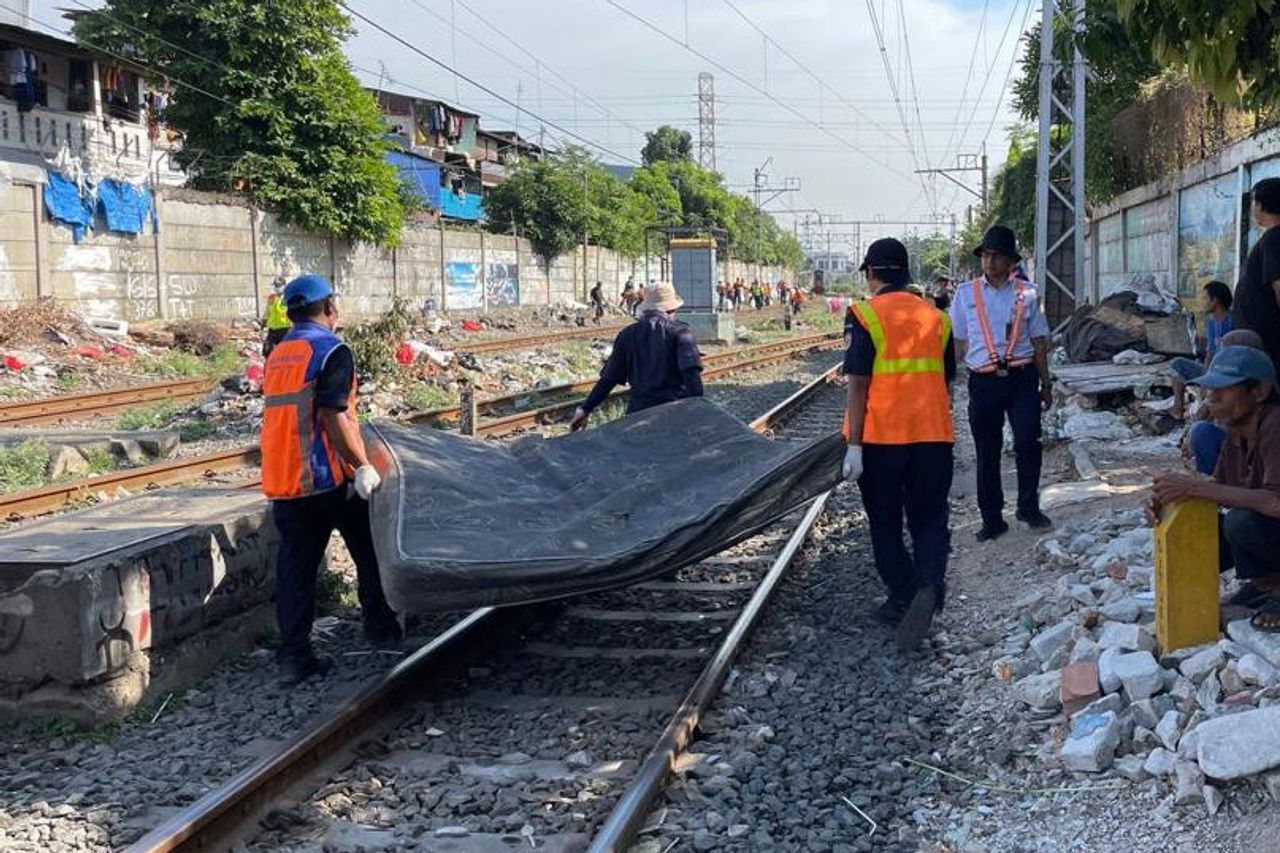 パサール・セネン鉄道線路にある数十の野生の建物が整列された