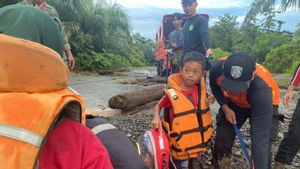 Le débordement de la rivière à Morowali, 3 victimes évacuées par bateau en caoutchouc