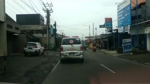 After Being Shaken by a M 5.8 Earthquake, The Indonesian Red Cross Monitors the City of Sukabumi for the Affected Residents