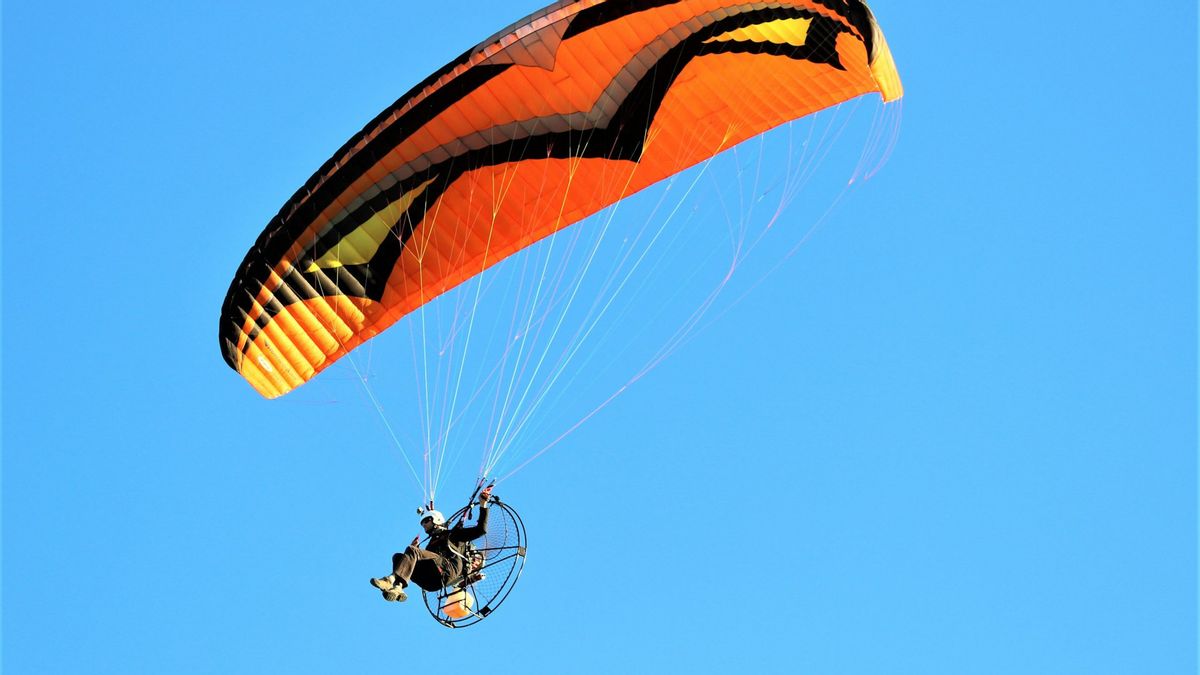 2 Paramotor Accident Police Officers In Riau, Falling From The Air Pending Into Asphalt