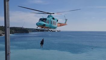 Two Foreigners Stuck on the Uluwatu Cliff in Bali, Rescued by Helicopter