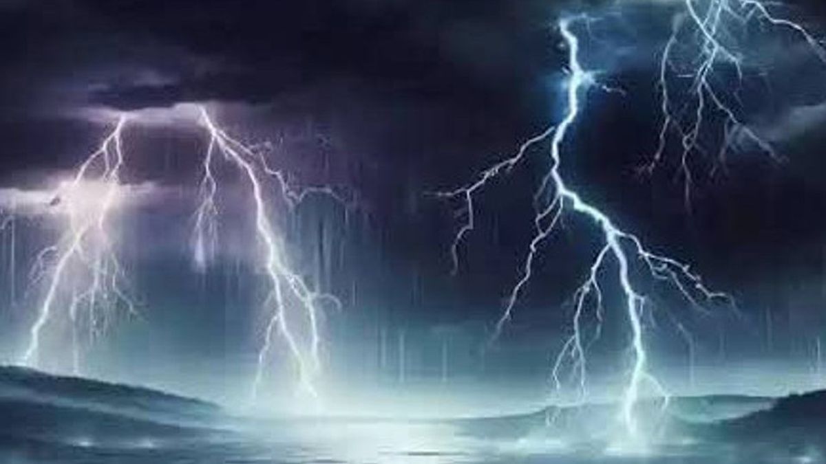 警戒!雷雨と厚い雲がインドネシアの多くの地域を襲った今日
