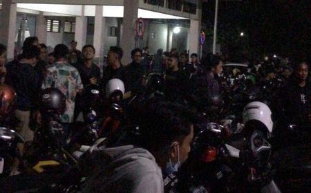 Suporter PSS Sleman Nekat Konvoi ke Solo, Langsung Dibubarkan Tim Kapolres Surakarta Kombes Ade Safri Simanjuntak