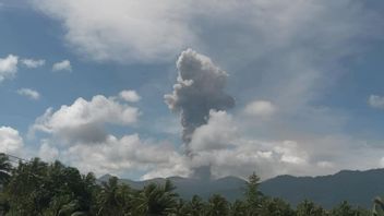 ドゥコノ山噴火ムンタカンアブ高さ2.7キロメートル