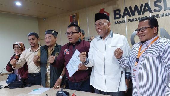 Want To Prove That The Election Commission Is Not Certifying The Ummah Party, Denny Indrayana Brings A Wadream Of Evidence To Compete With Bawaslu