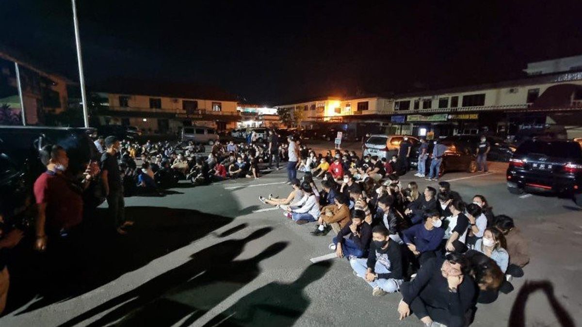 Tempat Hiburan Malam di Medan Dirazia Polisi, Ratusan Orang Terjaring