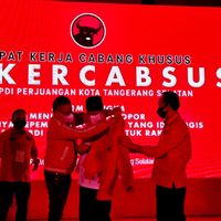 Muhamad Jadi Kader PDIP, Hasto Kristiyanto Sematkan Jaket dan Berikan Kartu Anggota