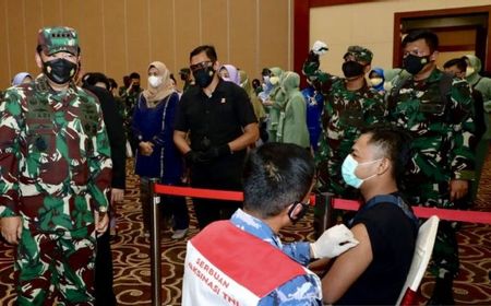 Panglima TNI Marsekal Hadi Buat PKL di Kepri Tersenyum, Setelah Divaksin Diberi BLT Rp1,2 Juta dan Bansos