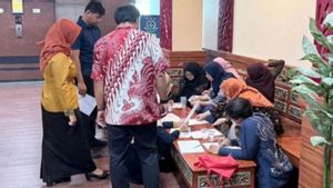 19 موظفا من إدارة الطاقة والموارد المعدنية في جاوة الشرقية يعيدون 707 مليون روبية إندونيسية من رشاوى إلى المدعي العام