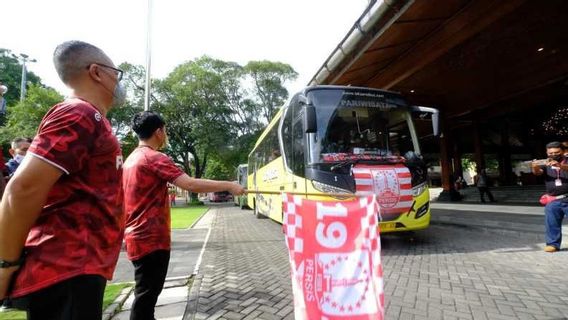 Gibran Libère Symboliquement 100 Supporters De Persis Solo Qui Participent à Un Procès De Spectateurs De Ligue 2 à Bogor 