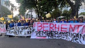 Ratusan Mahasiswa Bawa Bendera Kuning ke Patung Kuda, Sebut Jokowi Aktor Utama Nepotisme