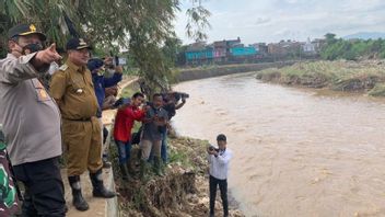 ガルート洪水による環境被害を調査する警察