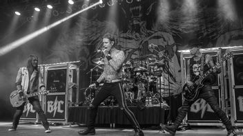 Buckcherry Releases Single Let's Get Wild From Vol Album. 10