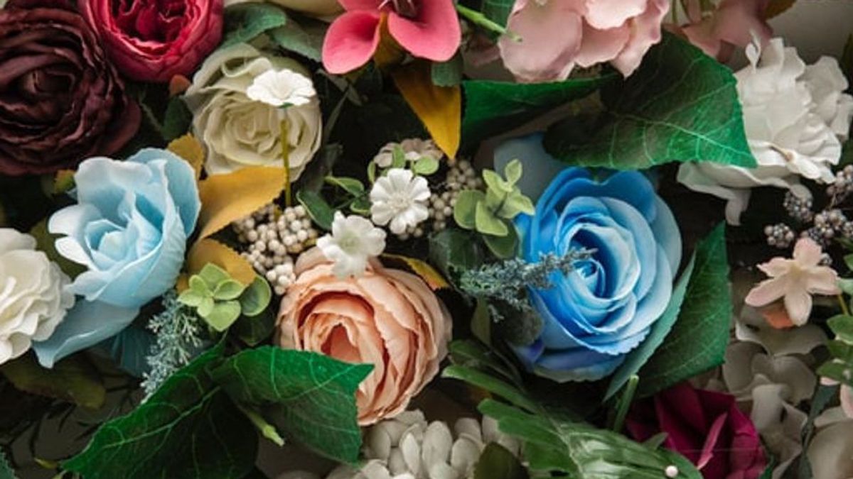 8 Trik Dekorasi Bunga Plastik agar Terlihat Lebih Alami yang Patut Dicoba