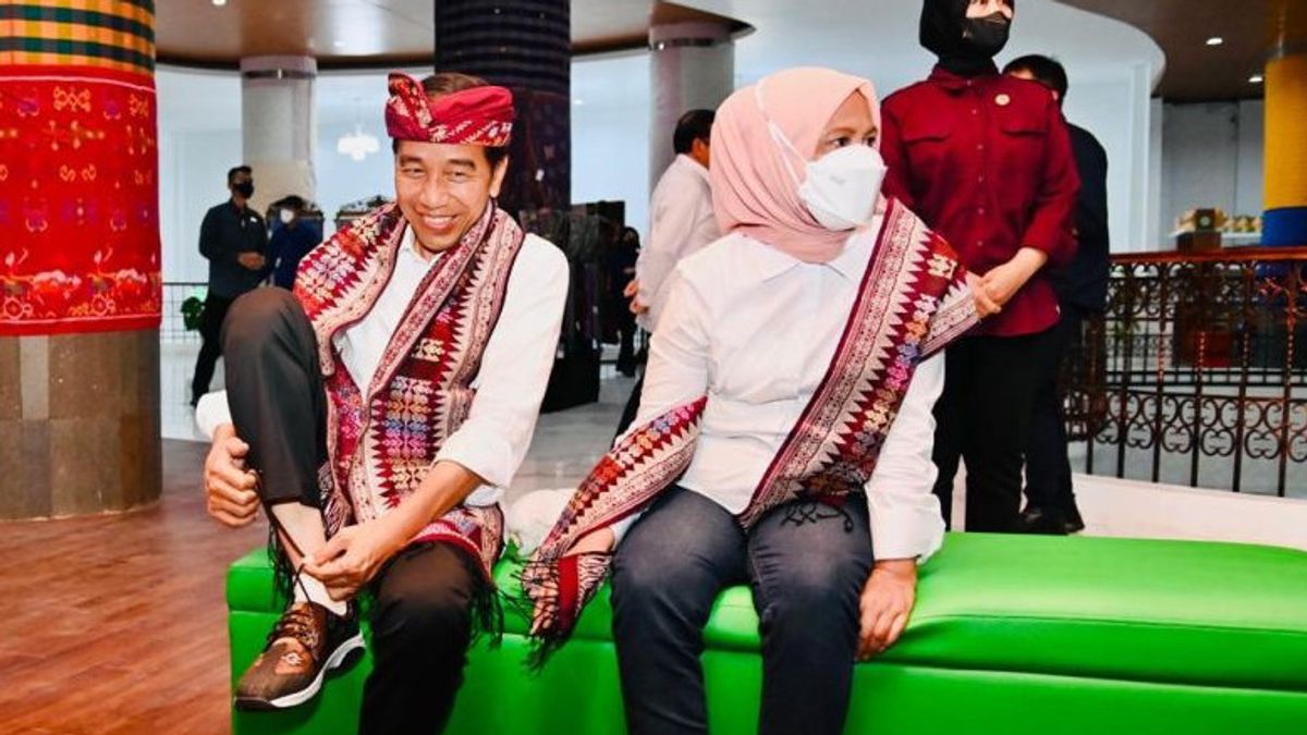 يشعر Jokowi Semringah بالشباب أمام Iriana عند شراء أحذية رياضية منسوجة بالي
