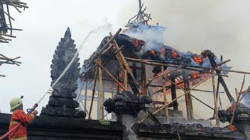 Deux temples à Karangasem ont brûlé après avoir été frappés par un éclair, les pertes sont estimées à 3,6 MdRp