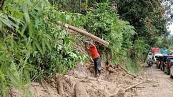 ar 1 089 KK sur la côte sud de Sumatra touchée par les inondations, la route à Sumatra est paralysée