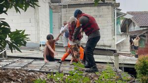 Diterjang Banjir 4 Meter, Sepasang Lansia Alami Stroke Dievakuasi Brimob Polda Metro Jaya