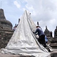 Candi Borobudur Ditutup Terpal Antisipasi Erupsi Merapi