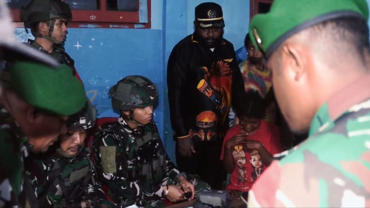 L'équipe de patrouille conjointe de Koops TNI Papua évacue 21 réfugiés dans Aifat Timur Jauh Maybrat