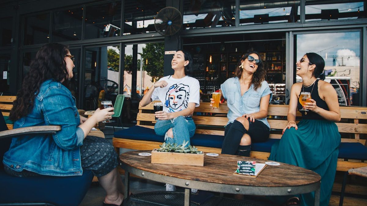 Curhat dengan Sahabat Bikin Umur Panjang Bagi Perempuan? Studi Ungkap Faktanya
