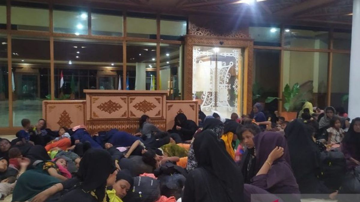 Residents Move 135 Rohingya Refugees To Aceh Governor's Office
