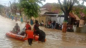 Petugas Mulai Evakuasi Warga yang Terdampak Banjir di Pamekasan