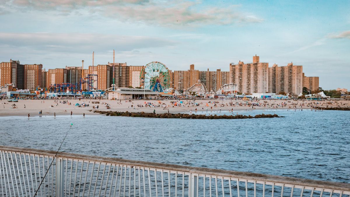 Deux jeunes filles nageant dans la plage de Coney Island à New York