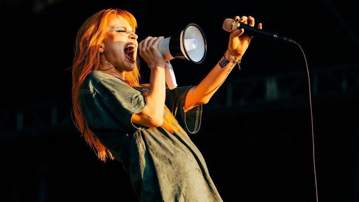 Section Comments Make Hayley Williams Don't Dare To Play Guitar On The Stage
