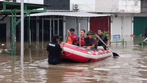 Perahu Terbalik saat Evakuasi, Bocah 7 Tahun di Tebet Hanyut Terbawa Arus Banjir