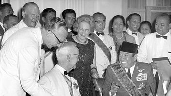 الرئيس سوكارنو والرئيس هاينريش لوبكه تناولا العشاء معا في فندق إندونيسيا، 2 نوفمبر 1963