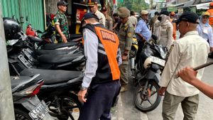 Petugas Gabungan Cabut Pentil Belasan Motor di Parkiran Liar di Kemayoran