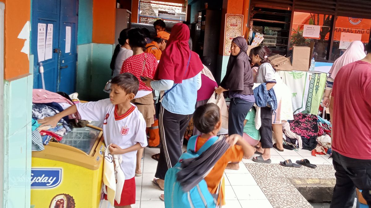 Hundreds Of Refugees For House Fire Victims In Kemayoran Rebutan Clothing