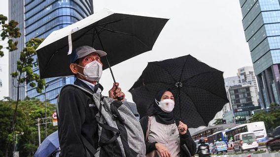 傘がある!ジャカルタは火曜日の朝から雨が降っている