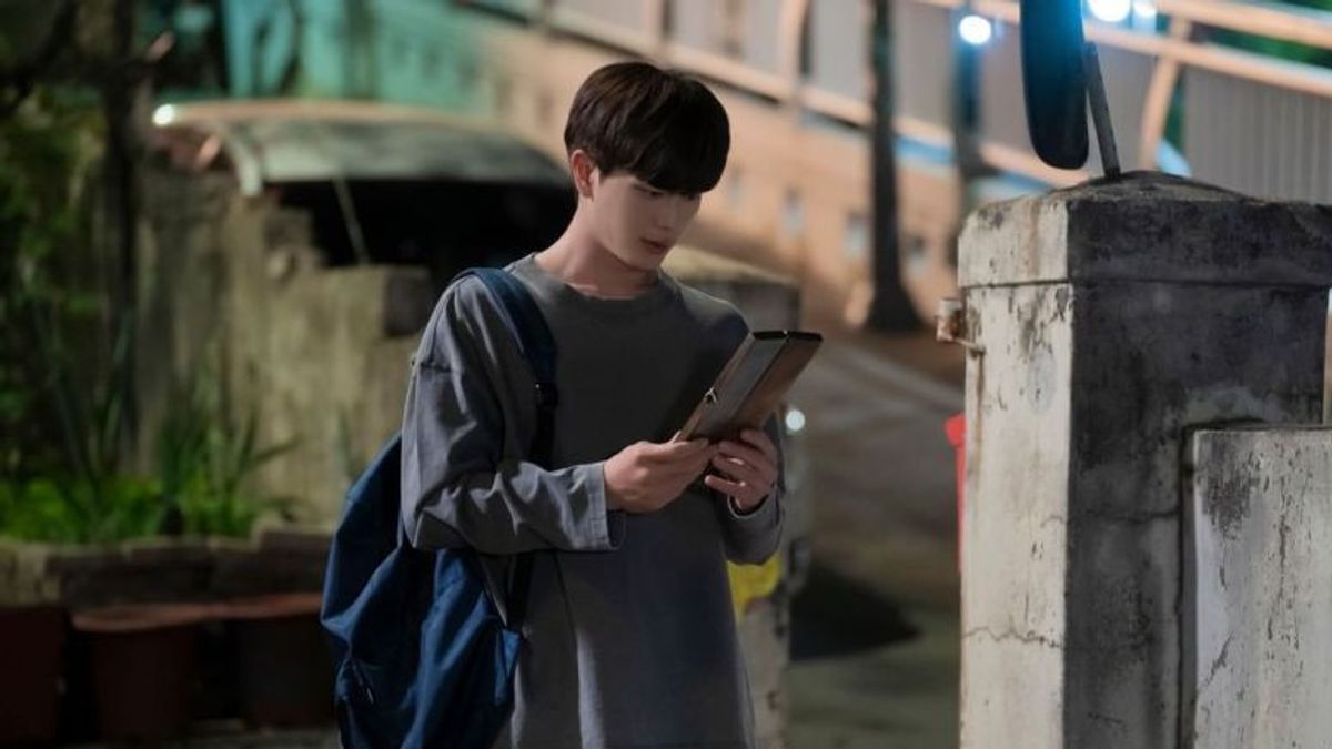 BTOB's Sungjae Falls Poor In Korean Drama, Golden Spoon