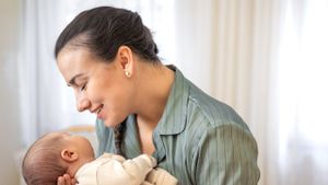 Cara Menggendong Bayi yang Aman dan Nyaman untuk Si Kecil: Panduan untuk Orangtua Baru