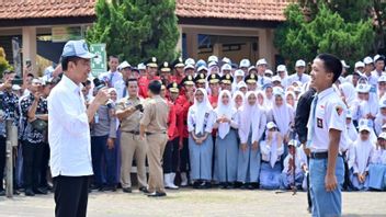 L’histoire d’un élève de l’école SMKN 1 pétition Dika Rizki qui a emprunté son chapeau scolaire à Jokowi en raison du temps chaud
