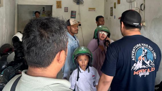 Mother in Koja Stopped by Debt Collector While Taking Her Child to School, Accused of 2 Years of Motorcycle Installment Arrears