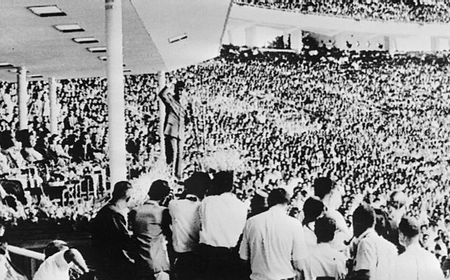 Soekarno Bangun Stadion Gelora Bung Karno dengan Menggusur Kampung Betawi