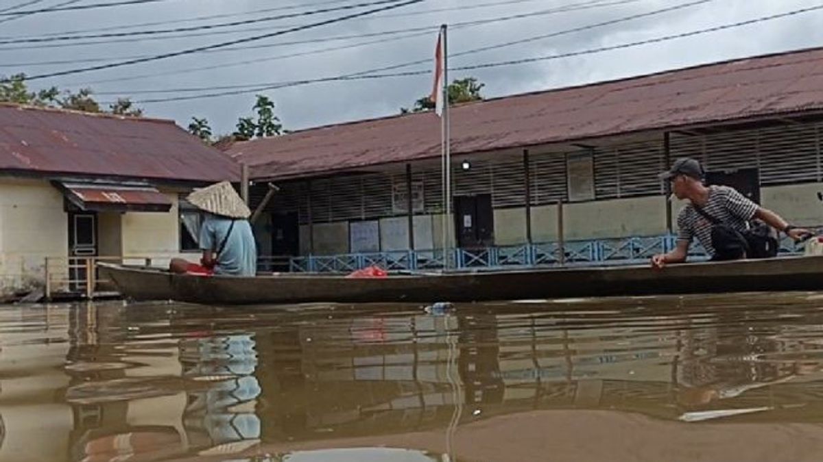 急剧,母女和2名儿童在Kapuas Hulu被洪水困住撤离