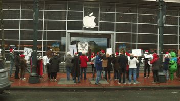 Protes Penghapusan Aplikasi ICEBlock Berlanjut, Pendemo Berkostum Santa Geruduk Apple Store Portland