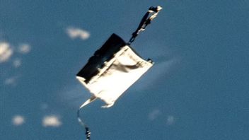 NASAの宇宙飛行士の紛失した宇宙機器バッグが英国の空に見える
