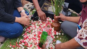 退休警官哈西娅·阿塔拉（Hasya Athallah）与家人在墓地播种鲜花
