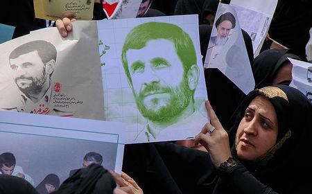 Beda Sambutan Kunjungan Mahmoud Ahmadinejad dan George W. Bush di Indonesia