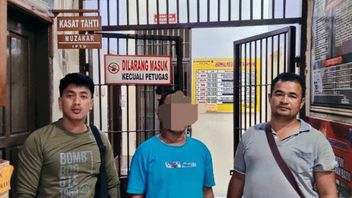 أثناء حراسة اليانصيب عبر الإنترنت ، تم القبض على حراس أمن المصنع من قبل مركز شرطة Tanjungmutiara West Sumatra