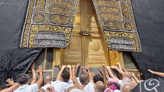 Indonesian Congregants Are Urged To Stay Prokes When Touching The Kaaba